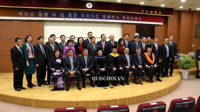 Chủ tịch Quốc hội nhận bằng Tiến sĩ danh sự Trường Đại học Quốc gia Pukyong - Ảnh 1.