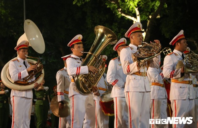 Dân Thủ đô say sưa trong tiếng nhạc của dàn kèn công an bên Hồ Gươm - Ảnh 2.