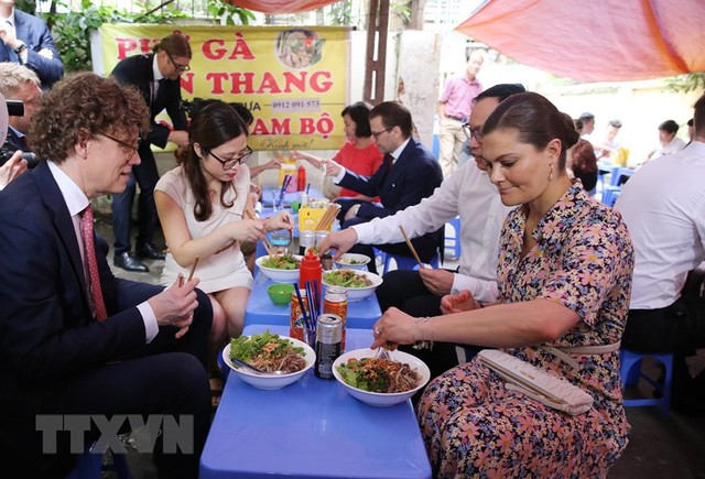 Công chúa kế vị Thụy Điển thưởng thức ẩm thực đường phố Hà Nội - Ảnh 1.