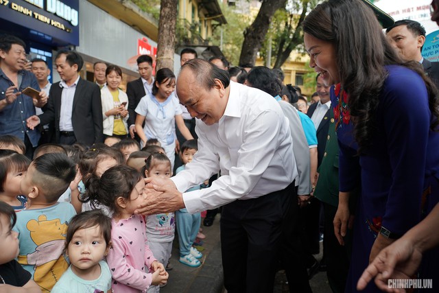 Thủ tướng: Lấy hạnh phúc, an toàn của phụ nữ, trẻ em là mục tiêu hành động - Ảnh 2.